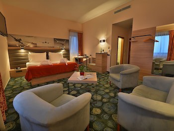 Ramada by Wyndham Airport Prague galeri fotoğrafı