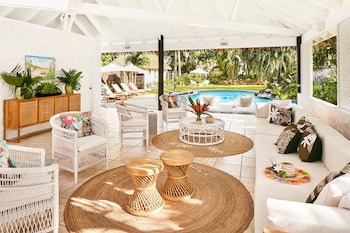 Motu Beachfront Art Villas