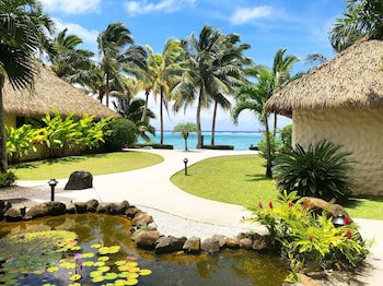 Motu Beachfront Art Villas
