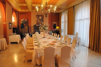 Alcazar De La Reina