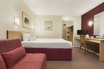 Days Inn By Wyndham Warwick South M40