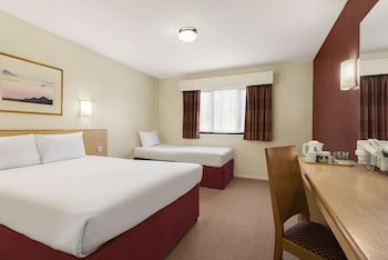 Days Inn By Wyndham Warwick South M40