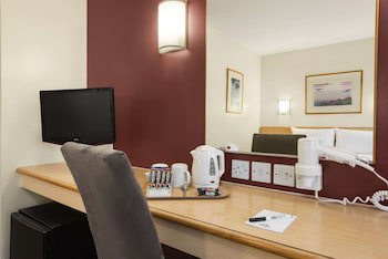 Days Inn By Wyndham Warwick South M40