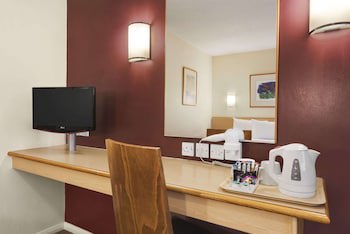 Days Inn By Wyndham Warwick South M40