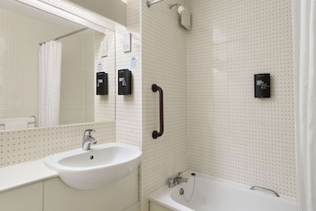 Days Inn By Wyndham Warwick South M40