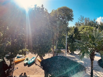 Coral Harbour Beach House And Villas