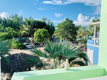 Coral Harbour Beach House And Villas