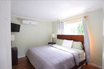 Coral Harbour Beach House And Villas