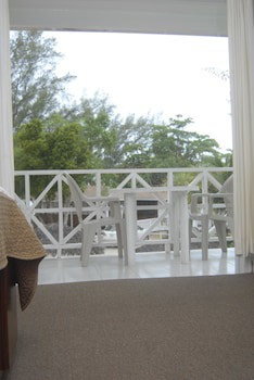 Coral Harbour Beach House And Villas