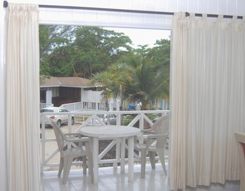 Coral Harbour Beach House And Villas