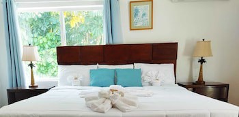 Coral Harbour Beach House And Villas