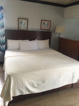 Coral Harbour Beach House And Villas