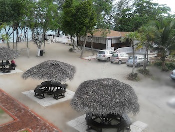 Coral Harbour Beach House And Villas