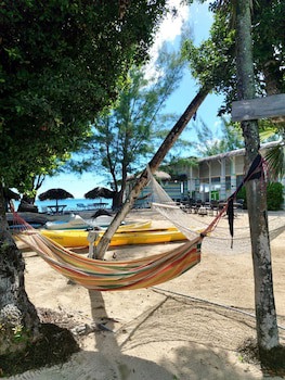Coral Harbour Beach House And Villas