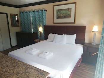 Coral Harbour Beach House And Villas
