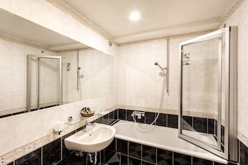Hotel U Zlateho Stromu Prague by BHG galeri fotoğrafı