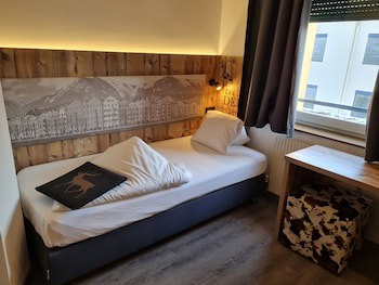 Binders Budget City Mountain Hotel