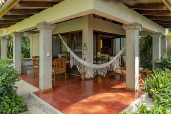 Capitan Suizo Beach Front Boutique