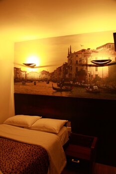 Exhibition Court Hotel 4