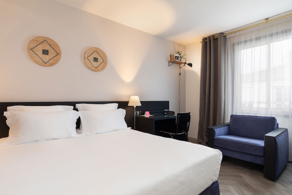 Chromatics Hotel & Restaurant The Hill Club by happyculture