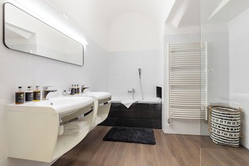 Old Town Square Residence by Emblem galeri fotoğrafı