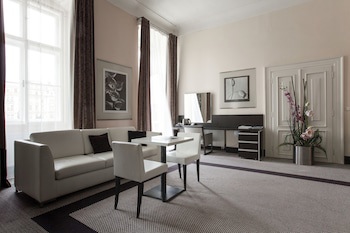 Old Town Square Residence by Emblem fotoğrafı