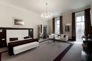Old Town Square Residence by Emblem galeri fotoğrafı