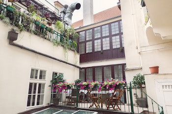 Old Town Square Residence by Emblem fotoğrafı