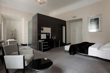Old Town Square Residence by Emblem galeri fotoğrafı