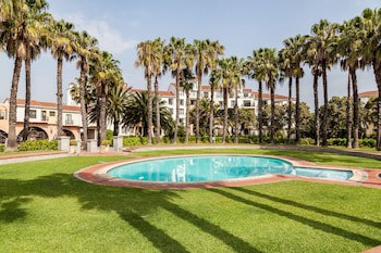 Island Club Hotel & Apartments