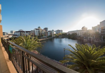 Island Club Hotel & Apartments