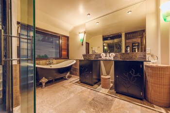 Crown Beach Resort & Spa (Adults Only)