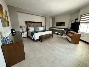 Aurea Hotel & Suites