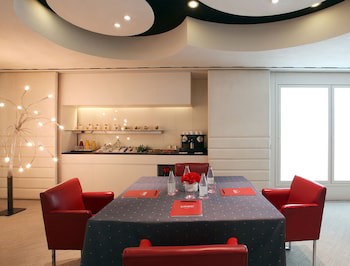 Cram Hotel