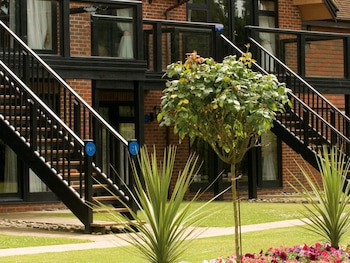 Macdonald Elmers Court Resort