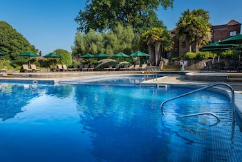 Macdonald Elmers Court Resort