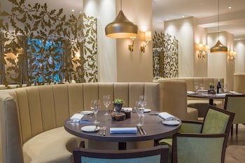 Careys Manor & Senspa