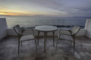 Costa Sur Resort & Spa
