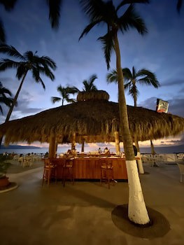 Costa Sur Resort & Spa