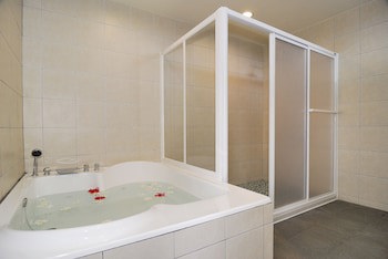 Airai Water Paradise Hotel & Spa