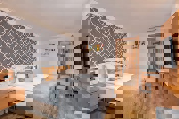 Sherwood Exclusive Lara