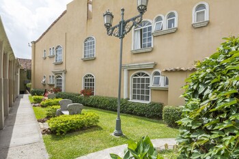 Casa Conde Hotel & Suites