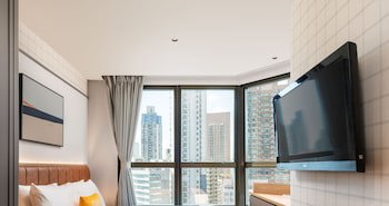 Dash Living On Hollywood