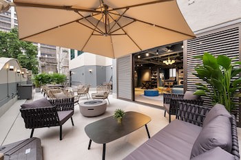 Dash Living On Hollywood