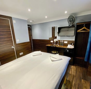 Crestfield Hotel