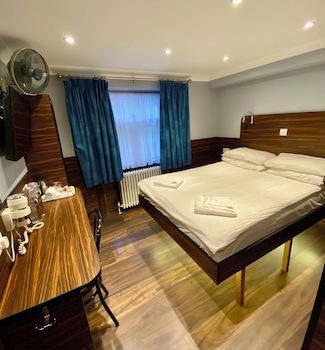 Crestfield Hotel