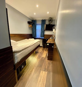 Crestfield Hotel