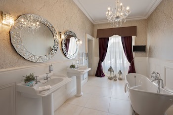 Cork's Vienna Woods Hotel And Villas