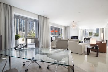 Avenue Hotel