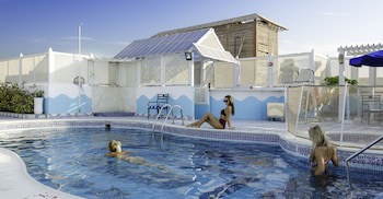 Avenue Hotel